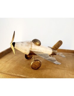 Petit avion en bois blanc