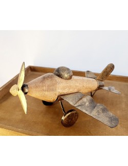 Petit avion en bois marron