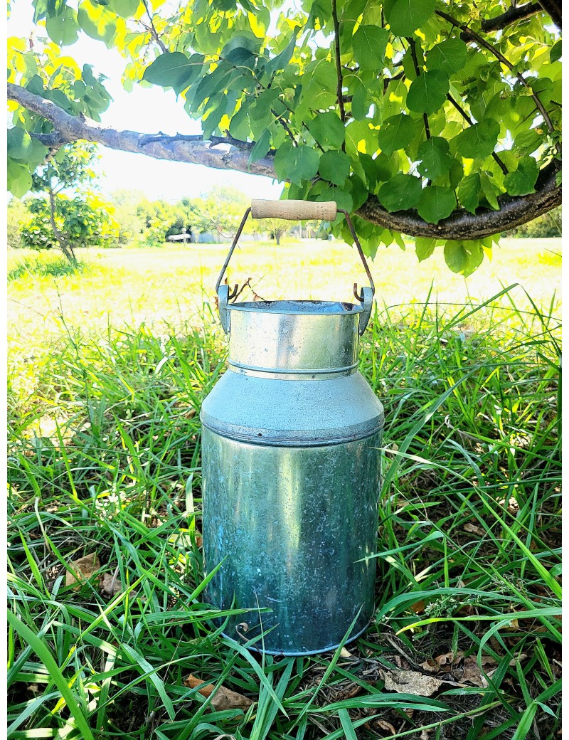 Pot à lait en fer clair